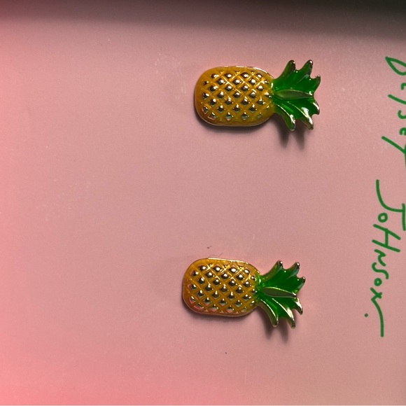 🍍 Betsey Johnson Pineapple Stud Earrings – NIB – Gold Tone & Enamel 🍍 - Picture 2 of 5